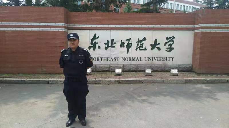 东北师范大学净月校区二号门岗，保安员王雷.jpg